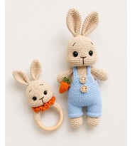 Açık Mavi Tulumlu Havuçlu Sempatik Tavşan Uyku Arkadaşı ve Çıngırak Takımı Amigurumi Organik Oyuncak