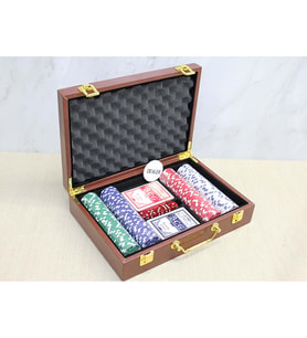 Deri Çantalı 200 Chip Ve 2 Adet İskambil Kağitına Sahip Poker Oyunu