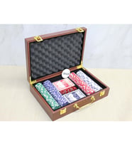 Deri Çantalı 200 Chip Ve 2 Adet İskambil Kağitına Sahip Poker Oyunu