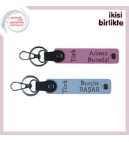 Akrabaya Anlamlı İsmeÖzel Hediye – Türk Yazısı Desenli Kişisel Anahtarlık, Pembe-Gök Mavi (Çok Renkli)