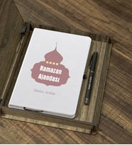 Kişiye Özel İsim Baskılı Ahşap Kutulu Ramazan Ajandası ve Kalem Seti - 1 (Siyah)