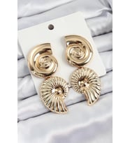 Pirinç Sarmal Sallantılı Deniz Kabuğu Vintage Model Gold Renk Küpe (Altın)