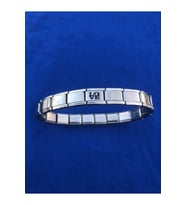 İTALYAN ÇELİK LOVE AŞK YAZILI CHARMLI BİLEKLİK SİYAH LAZER BASKIDIR FMACCESORİES
