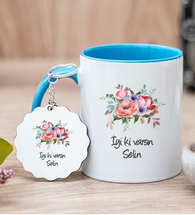 Kişiye Özel Çiçek Buketi İsimli Mavi Kupa Bardak ve Anahtarlık