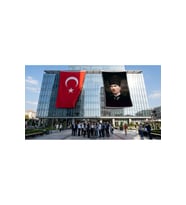 Kalpaklı Gazi Mustafa Kemal Atatürk Portresi Bayrak ve Türk Bayrağı Premium Raşel Kumaş 2'li Set 10x15 metre ATA35