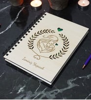 Kişiye Özel Anne Bebek Desenli Ahşap Kapaklı Defter - Ajanda - İsme Özel - A5 60 Yaprak (120 SAYFA) Hediyelik (Yeşil)