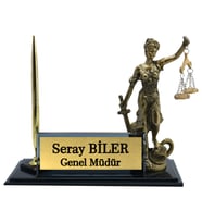 Kişiye Özel Tasarım Cam Masaüstü İsimlik - Ofis İsimlik - Masalık – Masa İsimliği – Ofis İsimliği – Yönetici İsimliği – Kişiye Özel Hediye – Themis Adalet Heykeli İsimlik