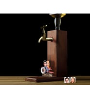 BK Gift Kişiye Özel Sevgililer Karikatürlü Musluklu Ahşap Viski Standı-7, Viski Çeşmesi, Doğum Günü Hediyesi, İçecek Dispenseri