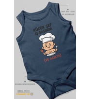 Küçük Şef İş Başında (Ve Acıktı) Baskılı Bebek Zıbını – Çıtçıtlı Body 8 Renk  %100 Pamuk Sıfır Kol (Lacivert)