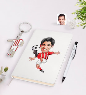 BK Gift Kişiye Özel Kırmızı-Beyaz Futbolcu Karikatürlü Defter Kalem ve Formalı Metal Anahtarlık Seti Model 1