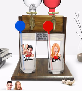 BK Gift Kişiye Özel Renkli Baskılı Erkek ve Kadın Karikatürlü İkili Vodka Bardağı ve Çift Musluklu Doğal Ahşap Vodka Standı-5 (Model 1)
