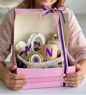 Ng Gifts Kişiye Özel Fotoğraflı Çerçeveli ve Baş Harfli El Emeği Örgü Sepette Lila Hediye Seti