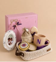 Ng Gifts Kişiye Özel Fotoğraflı Çerçeveli ve Baş Harfli El Emeği Örgü Sepette Lila Hediye Seti