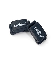 Alice A010CP Gitar Pena Tutucu - Tel Üstü Geçmeli (Aksesuar - Kompakt Seri)  Gitar Tellerine Kolayca Monte Edilen Esnek Tasarım, Sahne Kullanımı İçin İdeal  Uyum: Standart Tel Aralıklı Tüm Gitarlar