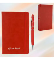 HEDİYESİBİZDEN KİŞİYE ÖZEL İSİM BASKILI LASTİKLİ TERMO DERİ  ÇİZGİLİ DEFTER-METAL TÜKENMEZ KALEM