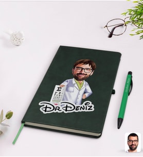 BK Gift Kişiye Özel Erkek Göz Doktoru Karikatürlü Yeşil Termo Deri Defter Kalem Seti Model 1