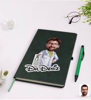 BK Gift Kişiye Özel Erkek Göz Doktoru Karikatürlü Yeşil Termo Deri Defter Kalem Seti Model 1