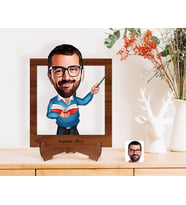 BK Gift Kişiye Özel Erkek Öğretmen Karikatürlü Ahşap Standlı 3D Biblo-2 (Beyaz)