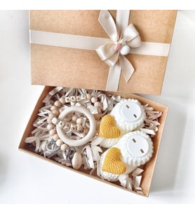 Bebeğin İsmine Özel Yenidoğan Hediyelik Set, El Yapımı Amigurumi Kalp Süslemeli Örgü Patik (Hardal)