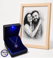 Işıklı Kutuda 925 Ayar Gümüş Lotus Kolye ve Kişiye Özel Karakalem Fotoğraflı Ahşap Çerçeve Hediye Seti