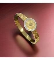 Parlak Taşlı Gold Renk Çeyreklik Model Antialerjik Çelik Bileklik - Şıklığıyla Dikkatleri Üzerinize Çekin!