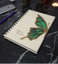 Kişiye Özel Kelebek Desenli Ahşap Kapaklı Defter - Ajanda - İsme Özel - A5 60 Yaprak (120 SAYFA) Hediyelik (Yeşil)