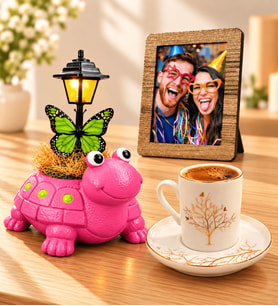 Kişiye Özel Fotoğraflı Hayat Ağacı Kahve Fincanı ve Sevimli Pembe Kaplumbağa Masa Lambası Hediye Seti