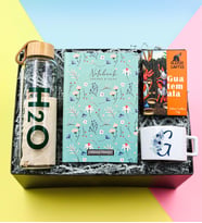 Kişiye Özel Yeşil Desenli Defter & Bambu Kapaklı 600ml Cam Matara & Mavi Baş Harf Kupa & Alerya Guatemala Filtre Kahve Hediye Seti