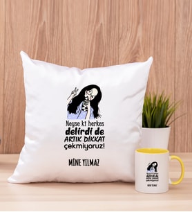 Kişiye Özel Herkes Delirdi Tasarım Esprili Kare Yastık ve Sarı Kupa