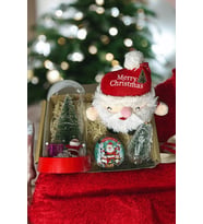 Yılbaşı Hediye Seti – Işıklı Fanus, Peluş Noel Baba, Kokulu Mum, Dekor Süs (Yılbaşı Kırmızısı)