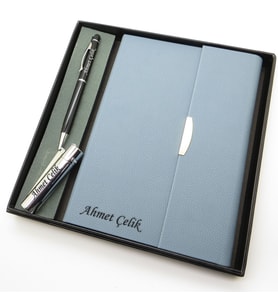 Signator® Codex  N213 Kişiye Özel Defterli Set - İsme Özel Siyah Kalem + İsme Özel Açık Mavi Defter + İsme Özel Gümüş Çakmak  İsme Özel Kutusunda Hediyelik Set (Karışık)