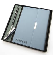 Signator® Codex  N213 Kişiye Özel Defterli Set - İsme Özel Siyah Kalem + İsme Özel Açık Mavi Defter + İsme Özel Gümüş Çakmak  İsme Özel Kutusunda Hediyelik Set (Karışık)