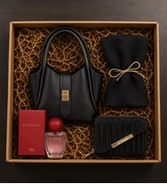 Kişiye Özel Premium Siyah Kadın Hediye Kutusu (Çanta & Cüzdan & Rebul Scarlet Kadın Parfüm & Siyah Şal)