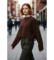 Kadın Oversize Triko Crop Kazak Düşük Kollu Akıtma Detaylı Yumuşak Dokusuyla Modern Şıklık Sunar
