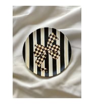 Damalı Fiyonklu Çizgili Retro Dekoratif Duvar Tabağı Duvar Süsü 26cm