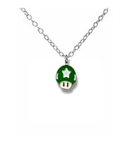 Super Mario Yeşil Power-Up Star Kolye – 60 cm Zincirli Parlak Metal Oyun Figür Takısı (Gümüş)