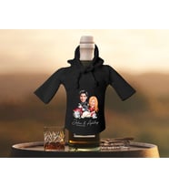 BK Gift Kişiye Özel Sevgililer Karikatürlü Mini Siyah İçki Şişesi Tişörtü , Ev Bar Dekoru, Viski, Şarap, Votka, Rakı Şişesi Tişörtü, Ev Barı-18