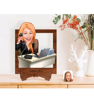 BK Gift Kişiye Özel Kadın Asistan Karikatürlü Ahşap Standlı 3D Biblo-1 (Beyaz)