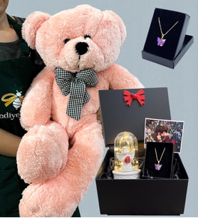 Fotoğraflı Premium Set - Büyük Boy Peluş Ayıcık, Işıklı Beyaz Melekli Fanus ve Kelebek Kolye (Pembe)