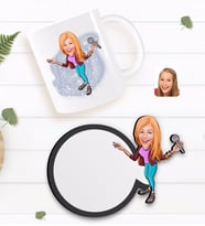 BK Gift Kişiye Özel Şarkı Söyleyen Kız Karikatürlü Beyaz Kupa ve Ahşap Bardak Altlığı Hediye Seti-1