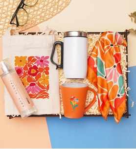 Dekoratif Ahşap Kutuda Şık Hediye Seti – Çelik Mug, Turuncu Kupa, Kadın Fular, Body Mist ve Bez Çanta