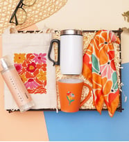 Dekoratif Ahşap Kutuda Şık Hediye Seti – Çelik Mug, Turuncu Kupa, Kadın Fular, Body Mist ve Bez Çanta