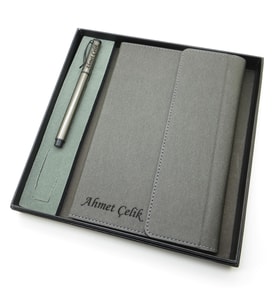 Signator® Codex  N140 Kişiye Özel Defterli Set - İsme Özel Gri Kalem + İsme Özel Gri Defter  İsme Özel Kutusunda Hediyelik Set (Karışık)