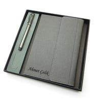 Signator® Codex  N140 Kişiye Özel Defterli Set - İsme Özel Gri Kalem + İsme Özel Gri Defter  İsme Özel Kutusunda Hediyelik Set (Karışık)