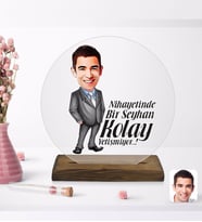 BK Gift Kişiye Özel Erkek Kolay Yetişmiyor Karikatürlü Yuvarlak Ahşap Standlı Biblo-1