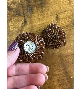 2 Lİ BONCUKLU ÇİÇEK  DİKİŞ GİYİM BROŞ AKSESUARI 6X6 CM (Kahverengi)