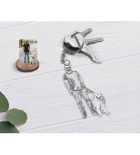 BK Gift Kişiye Özel Tam Boy Karakalem Erkek ve Köpek Karikatürlü Şeffaf Pleksi Anahtarlık-1 (Beyaz)