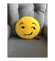 Sarı Emoji Yastık – Gülümseyen Surat Dekoratif Peluş Minder 35 cm (Çok Renkli)