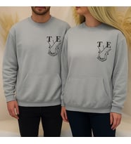 Kişiye Özel Baskılı El Ele Tutuşan Çift Tasarımlı Harf Tarih Detaylı Yıldönümü Tarihli 2'li Kapşonsuz Gri Sweatshirt (Grimelanj)