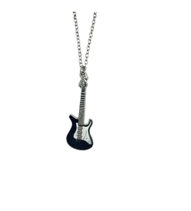 Siyah - Metal Gitar Kolye – 60 cm Zincir – Rock / Metal Aksesuar (Gümüş)